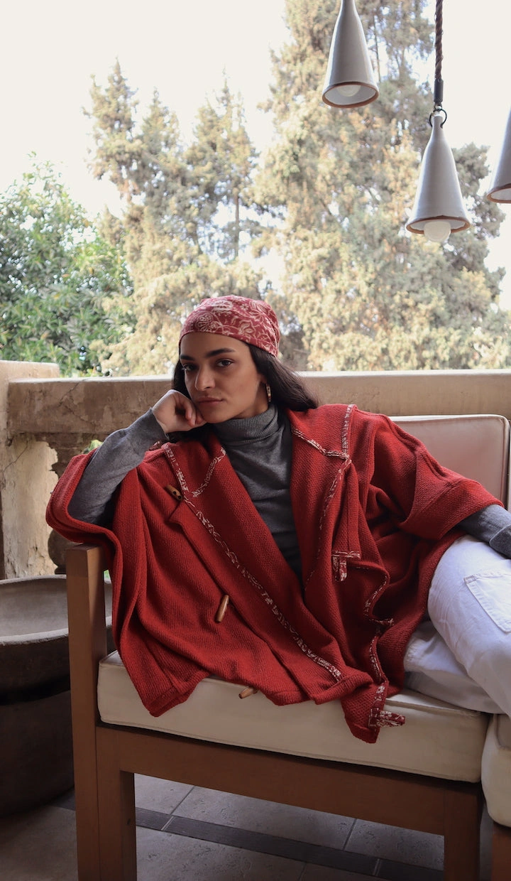 Poncho "In Movimento" Mattone: Eleganza Nomadica, Calore Avvolgente, Stile Senza Confini.